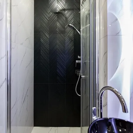 зелені біля оперного театру Flat In The Center Lviv